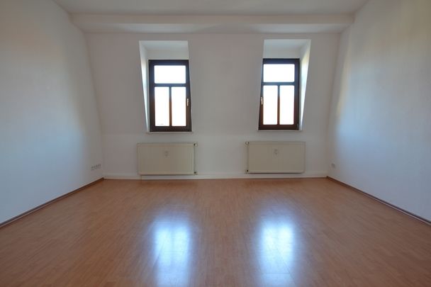 3-Raumwohnung mit Einbauküche , Wannenbad & Laminat - Foto 1