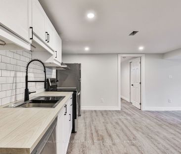 Detached Home For Lease | X8064284 - Photo 2