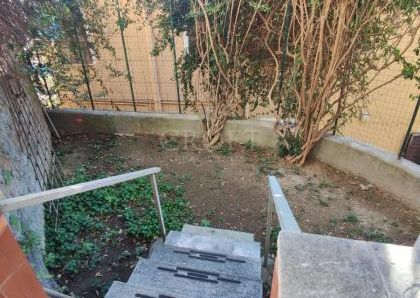 Monteverde Vecchio-Terrace: Furnished 2 Bedroom, 2 Bath, spacious kitchen, living, large private terrace and garden. Bright, silent, near shops, services and transport, located on a quite street in a well kept building. Possible parking. Ref 2375