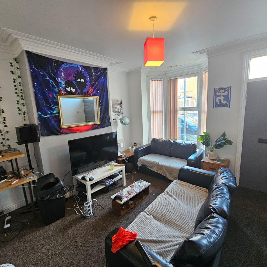 4 Bed - 21 Ashville Avenue, Headingley, Leeds - LS6 1LX - Student - Photo 1
