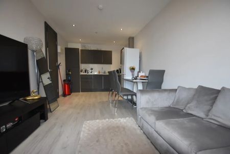 Spacious double bedroom in Acton W3 6DG - Photo 2