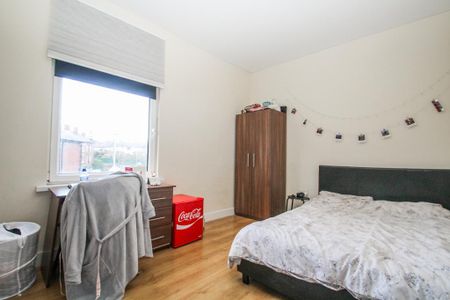 4 bedroom terraced house to rent - Photo 3