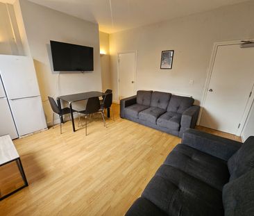 6 Bed - 137 Ash Road, Headingley, Leeds - LS6 3HD - Student - Photo 3