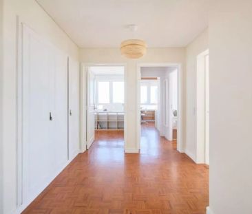 Room in a shared 10-bedroom apartment for rent in Lisbon - Foto 3