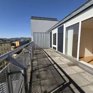 OHNE KÜCHE: Dachterrassen-Wohnung ohne Schrägen inkl. Abstellraum | Nähe U6 - Photo 1