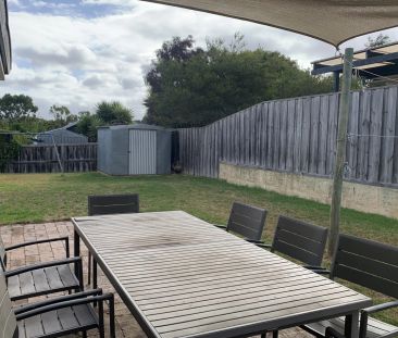 Spacious Family Living Close to Town & Parklands - Photo 5