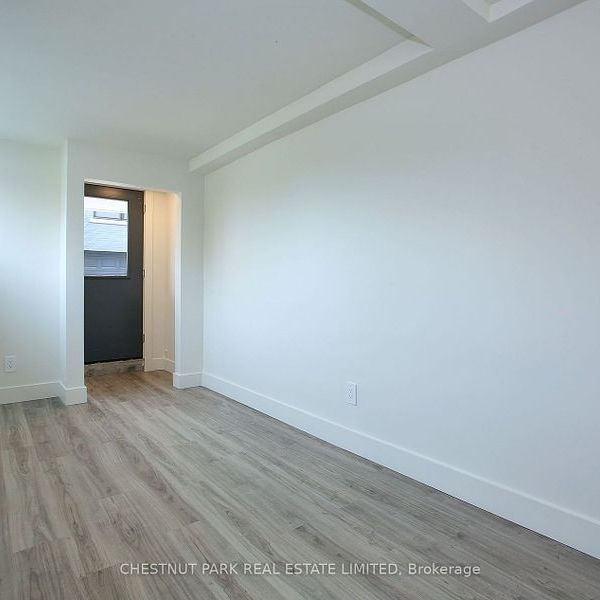 Beautiful Multiplex 1 Bed 1 Bath! - Photo 1