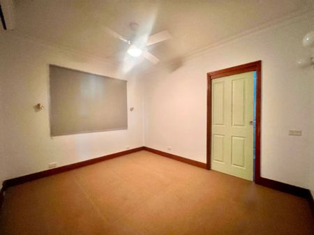 Charming Family Home in Glenbrook - Photo 2