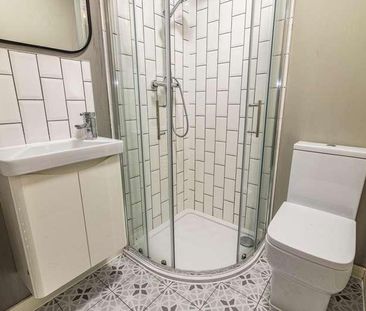 Stylish Bedroom All Ensuite House, LN5 - Photo 4