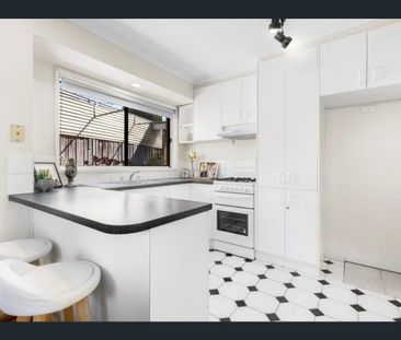 Location! Location! - Photo 6