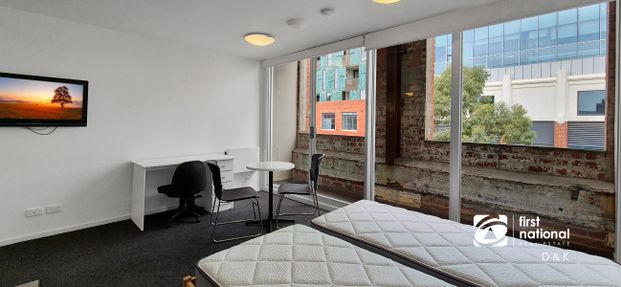 Furnished Studio Apartment – Prime North Melbourne Location - Photo 1