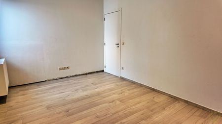 Gerenoveerde open bebouwing met 3 slaapkamers, zuidgerichte tuin en dubbele staanplaats! - Foto 3