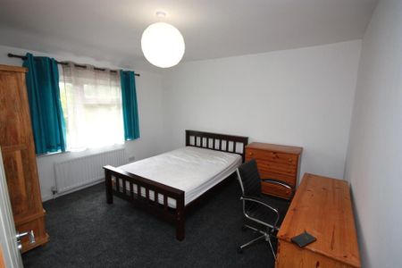 Long Drive, East Acton, London, W3 7PJ - Photo 3