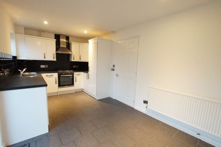 3 bedroom Semi-Detached House to let - Photo 2