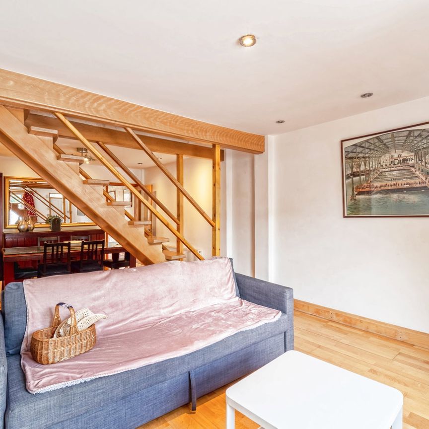 2 bedroom house with parking & garden Mountfield Road, London, W5 2NG - Photo 1