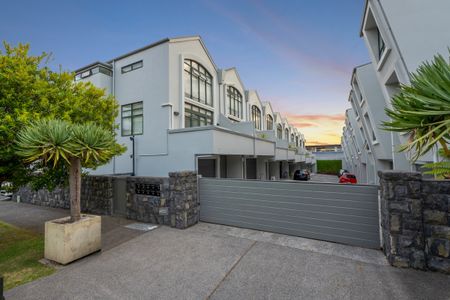 Steps to Ponsonby Road - Highly Spacious Townhouse with Garage + Extra Carpark - Photo 2