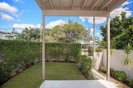 Conveniently located 2-story townhouse. - Photo 2