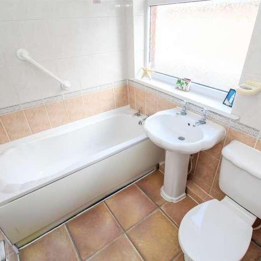 Linden Close, Dewsbury, WF12 - Photo 1