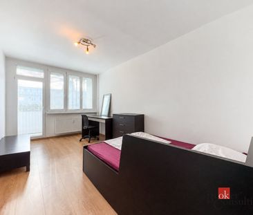 Zrekonštruovaný 3i byt so šatníkom a 2 balkónmi - Nové Mesto – Fotografia 3