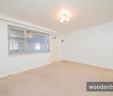 “Charming Hawthorn Apartment with Open-Plan Living and Updated Comf... - Photo 2
