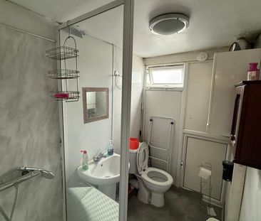studio flat close to ilford station ideal for working couples - Photo 3
