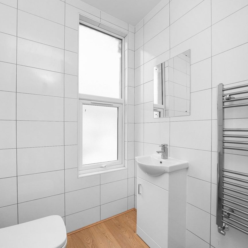 Room in a Shared House, Trevelyan Road, SW17 - Photo 1