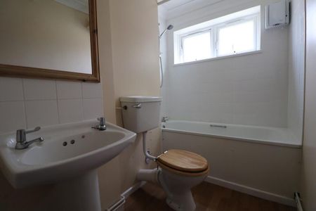 3 bedroom flat to rent - Photo 4