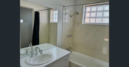 Spacious Light Filled 2 Bedroom Unit - Photo 5