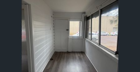 Charming 2-Bedroom Home– Short stroll to Shops & Lake! - Photo 2