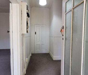 Lovely Character 2 bedroom flat available now - Photo 2