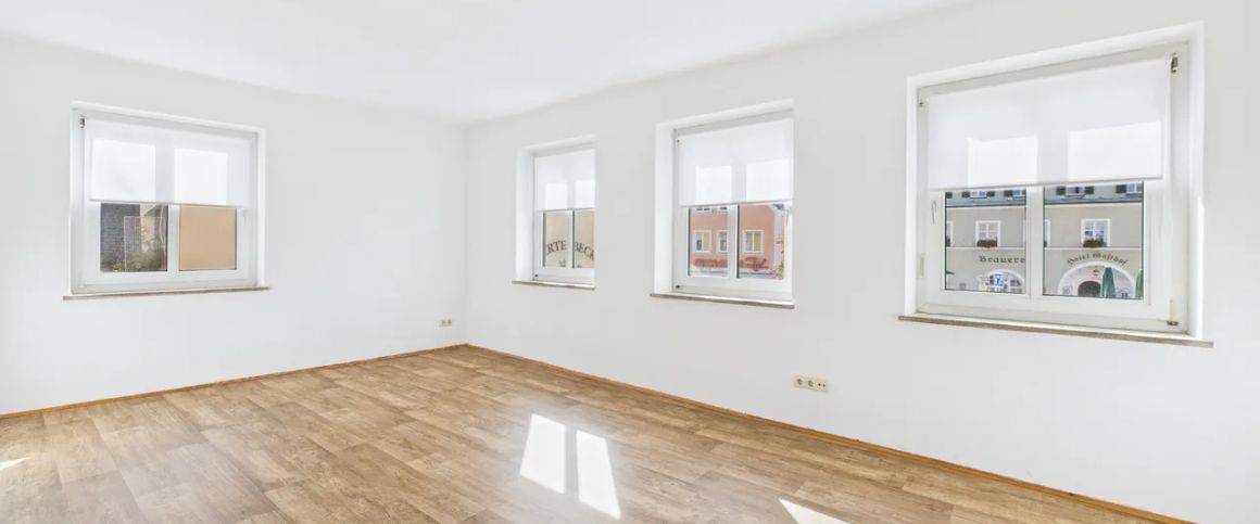 Geräumige 2-Zimmer-Wohnung in älterem Gebäude inmitten des Marktes Kösching, direkt am Marktplatz! - Foto 1