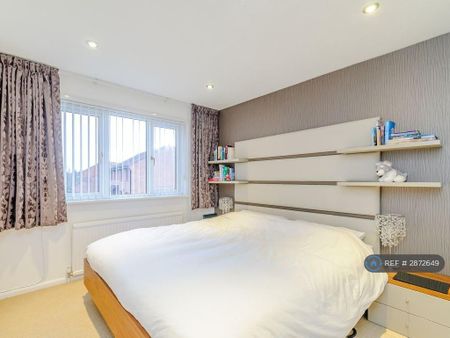 3 bedroom semi-detached house to rent - Photo 5