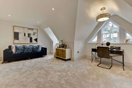 Modern four bedroom townhouse in a private gated development close to Oatlands village. - Photo 2