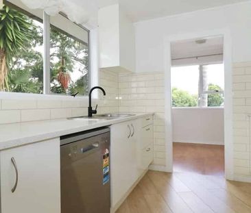 Very Tidy Halfmoon Bay 3 Bedrooms House - Photo 3