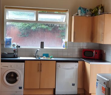 Meriden Street Room 4 - Photo 3