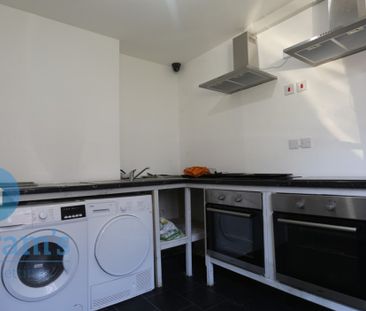 6 bed Flat for Rent - Photo 3