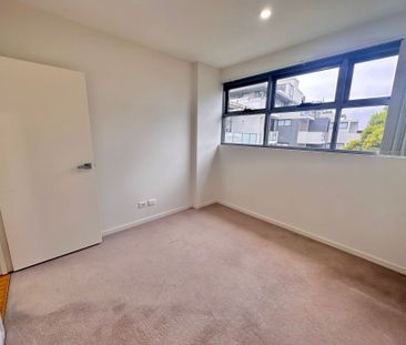 LUXURIOUS & SPACIOUS THREE BEDROOM APARTMENT IN PRIME LOCATION! - Photo 3