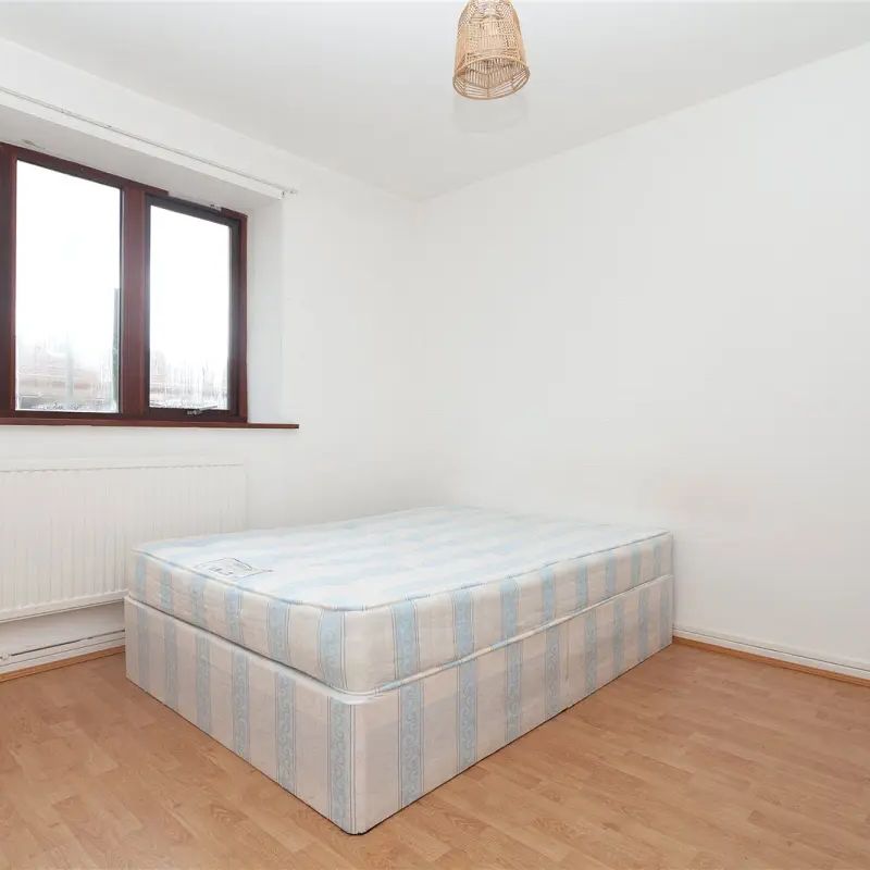 3 bedroom flat in London - Photo 1