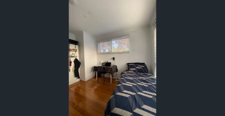Master bedroom 5 Minutes Waik to Deakin University - Photo 4
