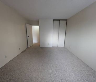 Great Location! Spacious One bedroom & Den - Photo 3