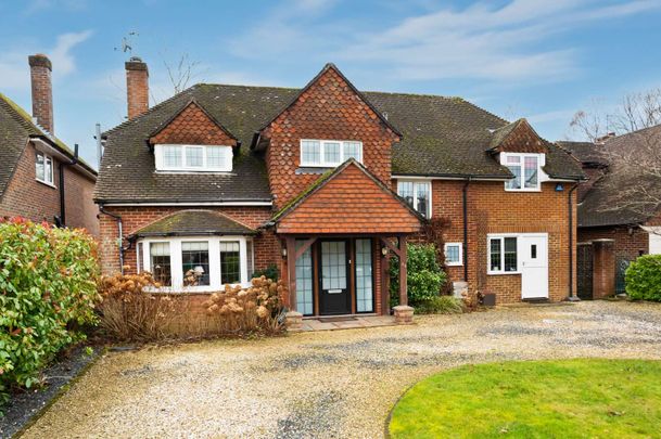 A beautifully finished detached family house in the sought after village of Bramley. - Photo 1