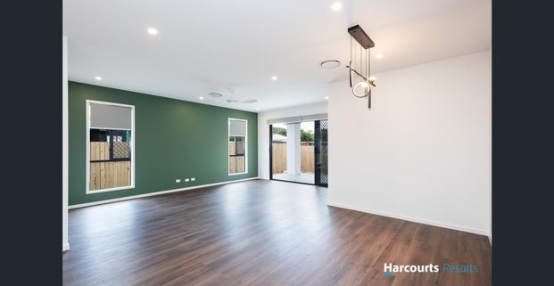 Luxury living Brand NEW ** Ducted Air, Gas cooking, butler pantry nook floor to ceiling tiled bathroom - - Photo 1