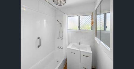 Three Bedroom Home Close to Gladstone Central - Photo 2