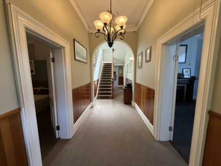 5 Bedroom Home with Sweeping Harbour Views - Photo 4