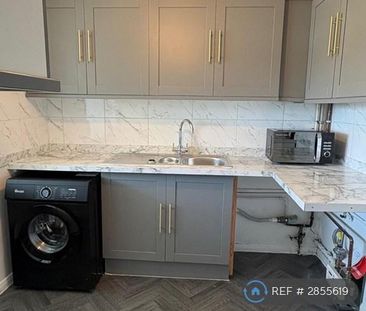 1 bedroom in a flat share to rent - Photo 4