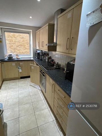 1 bedroom in a flat share to rent - Photo 5