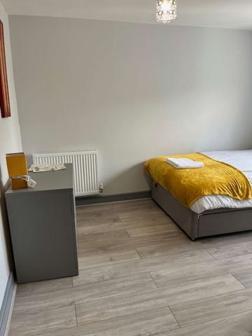 LARGE DOUBLE ENSUITE BEDROOMS IN PURPOSE BUILT HMO - Photo 3