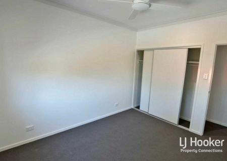 STUNNING TOWNHOUSE. OUTSTANDING LOCATION - Photo 4