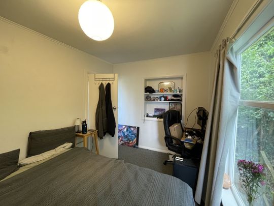 3 Bedrooms in Melrose - Photo 1