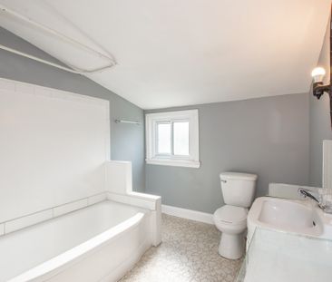 43 River Rd, Welland - 2 Bedroom Upper Unit - Photo 1